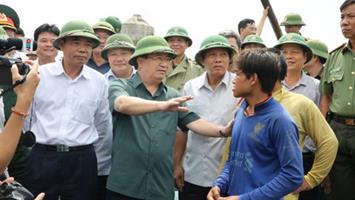 Phó Thủ tướng Trịnh Đình Dũng và Bộ trưởng Nguyễn Xuân Cường dẫn đầu đoàn công tác chỉ đạo ứng phó bão số 10 ở Quảng Bình