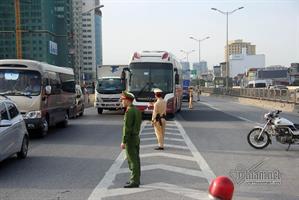 Xe khách và container cháy trên vành đai 3, một thai phụ tử vong